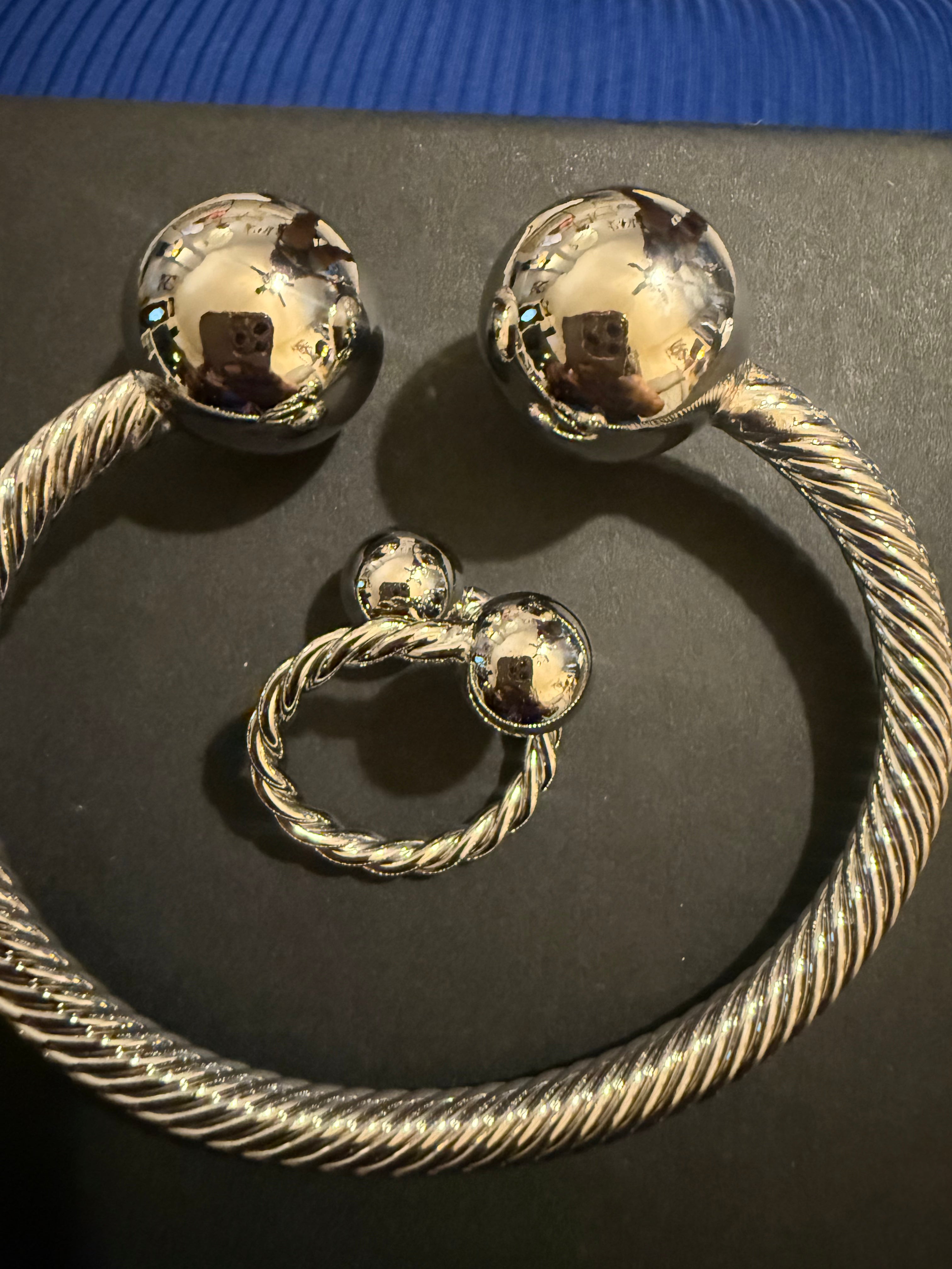 Sliver- wire metal bracelet w/balls
