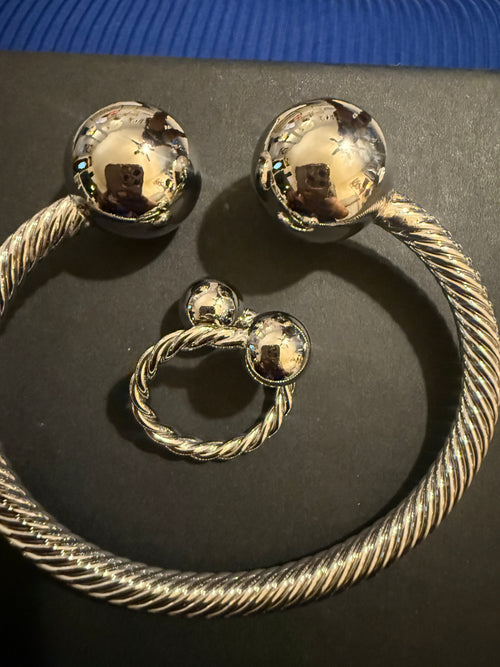 Sliver- wire metal bracelet w/balls